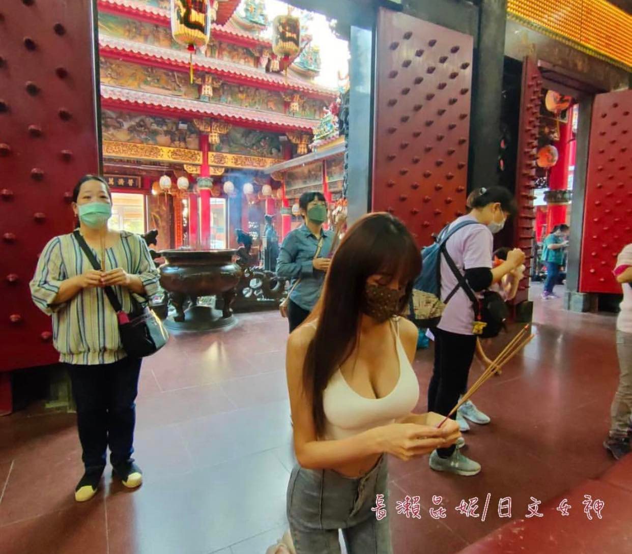 Một người đẹp Trung Quốc gây chú ý vì mặc trang phục "kiệm vải" đến chốn linh thiêng.