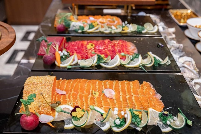 Thực đơn buffet tại đây với các món ăn hạng sang do đầu bếp khách sạn 5* chế biến.