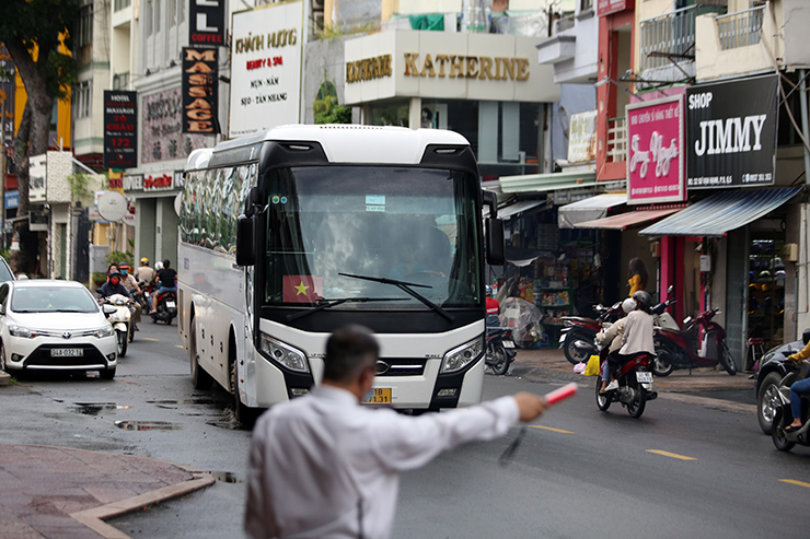 Khoảng gần 17h, hai chiếc xe buýt chở ĐT Việt Nam có mặt ở một khách sạn hạng sang tại quận 5 (TP.HCM).