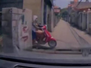 Tin tức trong ngày - Clip: “Ninja” đi xe vespa bất thình lình lao ra từ ngõ, bị ô tô húc bay