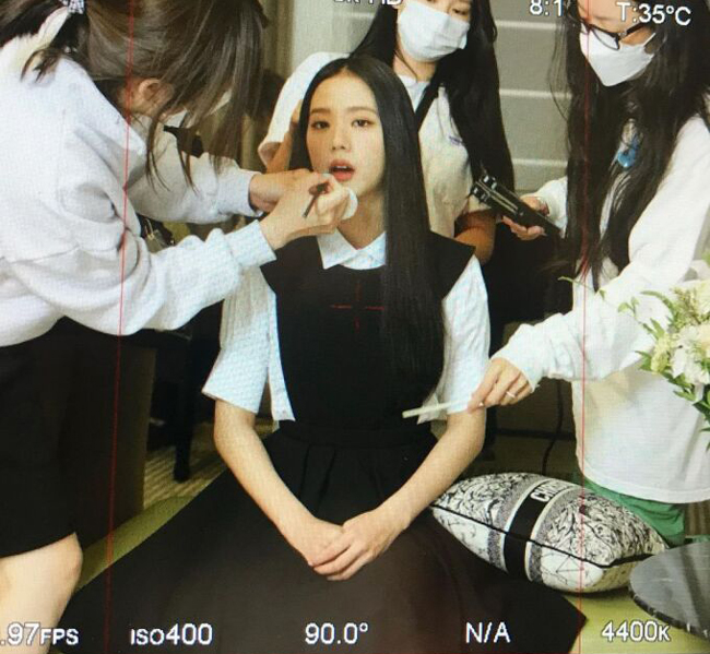 Trong làng giải trí Châu Á cũng tương tự, bức ảnh cho thấy Jisoo để chuẩn bị cho buổi tham dự show online của Dior, người đẹp đã có ba chuyên gia, trợ lý cùng trang điểm, làm tóc.
