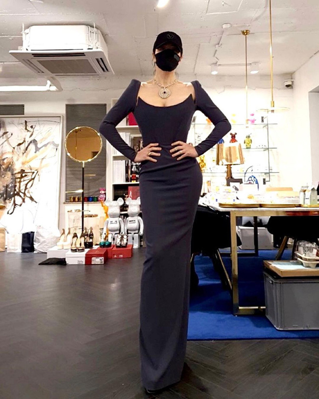 Gần đây sau khi tham dự LHP Rồng xanh, nữ diễn viên Kim Hye Soo chia sẻ hình ảnh hậu trường thử  váy gây chú ý.
