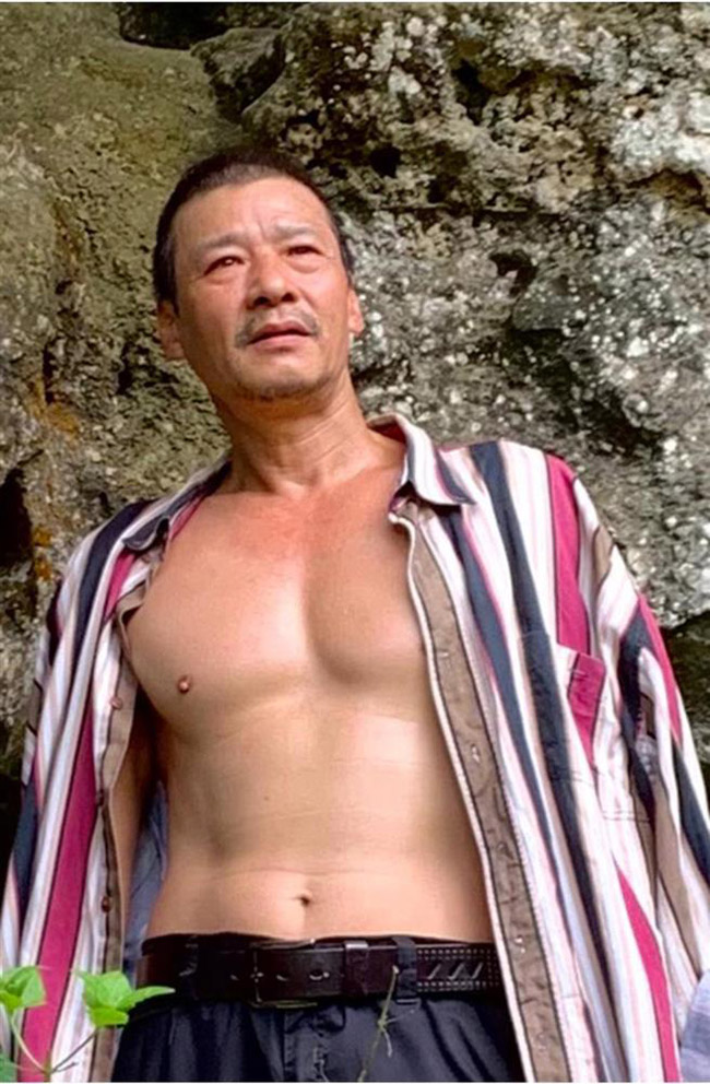 Trong một vài phân cảnh phim Hương vị tình thân, NSƯT Võ Hoài Nam đã khiến khán giả "mắt tròn mắt dẹt" khi khoe body săn chắc, vạm vỡ hơn cả thanh niên.
