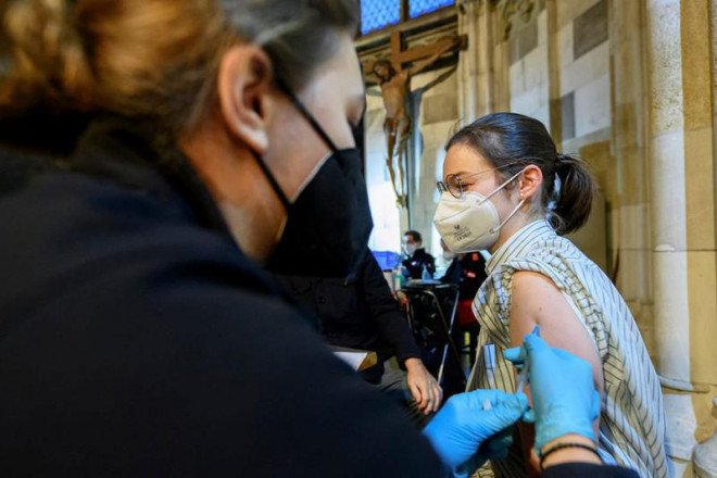 Người dân tiêm vaccine COVID-19 tại thủ đô Vienna, Áo ngày 28-11. Ảnh: EPA