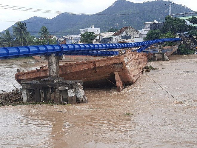 2 chiếc sà lan mắc vào đế đỡ đường ống nước khu vực cầu Hà Ra