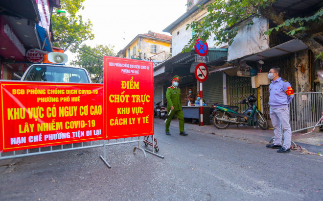 Trên phố Nguyễn Công Trứ có nhiều con ngõ bị phong toả tạm thời