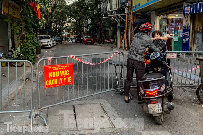 Vận chuyển hàng hóa qua hàng rào chắn.