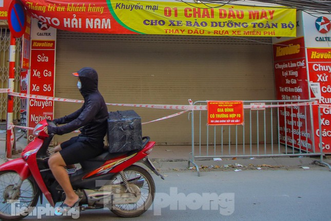 Một dãy nhà bị phong tỏa do có trường hợp F0 trên phố Tô Vĩnh Diện (quận Thanh Xuân, Hà Nội).