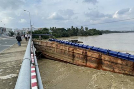 Khánh Hòa: Sà lan mắc kẹt, đứt toàn bộ ống nước tuyến Bắc Nha Trang, cầu Hà Ra bị đe dọa