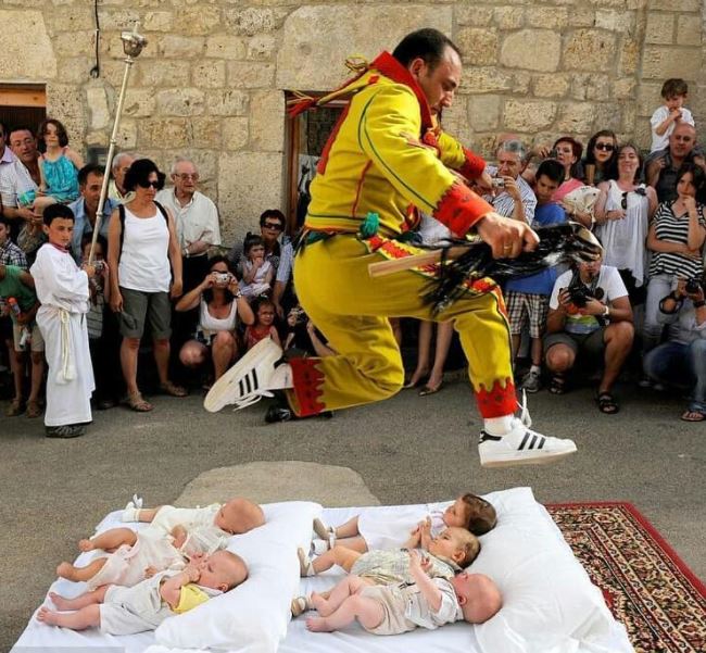 Lễ hội nhảy qua em bé&nbsp;Castrillo De Murcia, Tây Ban Nha: Hằng năm vào ngày lễ Corpus Christi của Công giáo, mọi người sẽ được chứng kiến cảnh ​​những người đàn ông ăn mặc quần áo sặc sỡ&nbsp;nhảy qua những đứa trẻ sơ sinh được đặt trên nệm. Mục đích của lễ hội là để tẩy sạch tội lỗi và xua đuổi bệnh tật...
