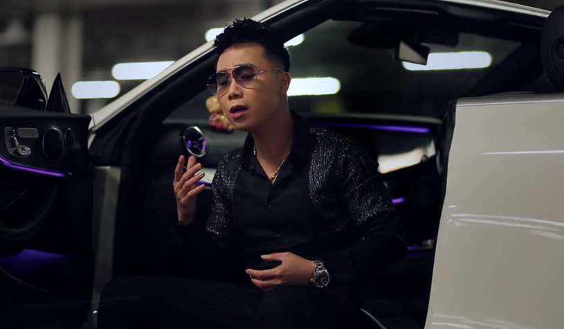 Viet Lee bắt tay NSX Đình Bình trong MV “Khóc trong vô vọng”