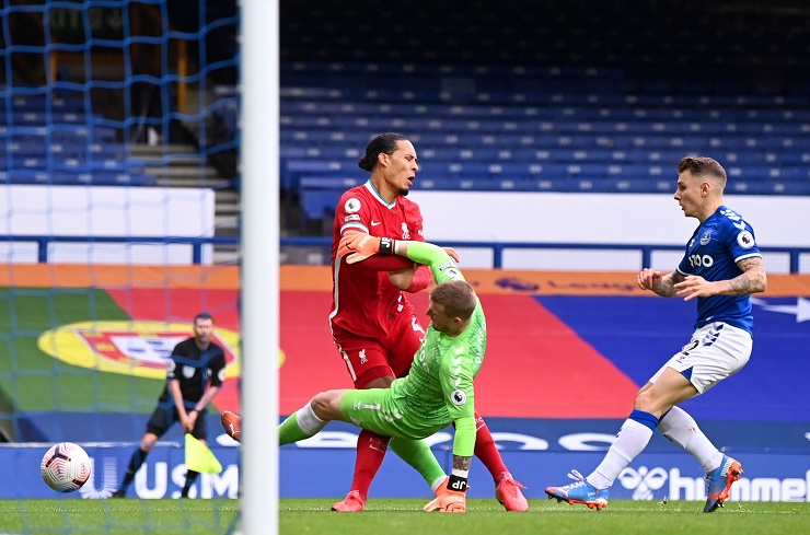 Van Dijk sớm chia tay mùa trước sau pha vào bóng của thủ môn Pickford