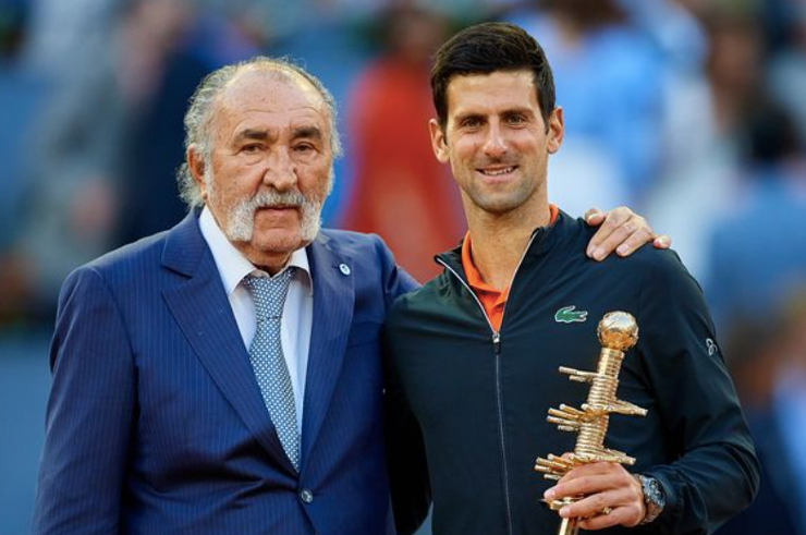 Ion Tiriac (trái), cựu tay vợt 82 tuổi người Romania từng đi tới tứ kết Roland Garros 1968. Sau khi giải nghệ thành công với nghiệp kinh doanh, ông sở hữu tài sản 1,5 tỷ bảng Anh, ước tính gấp 5 lần số tiền Djokovic đang có.