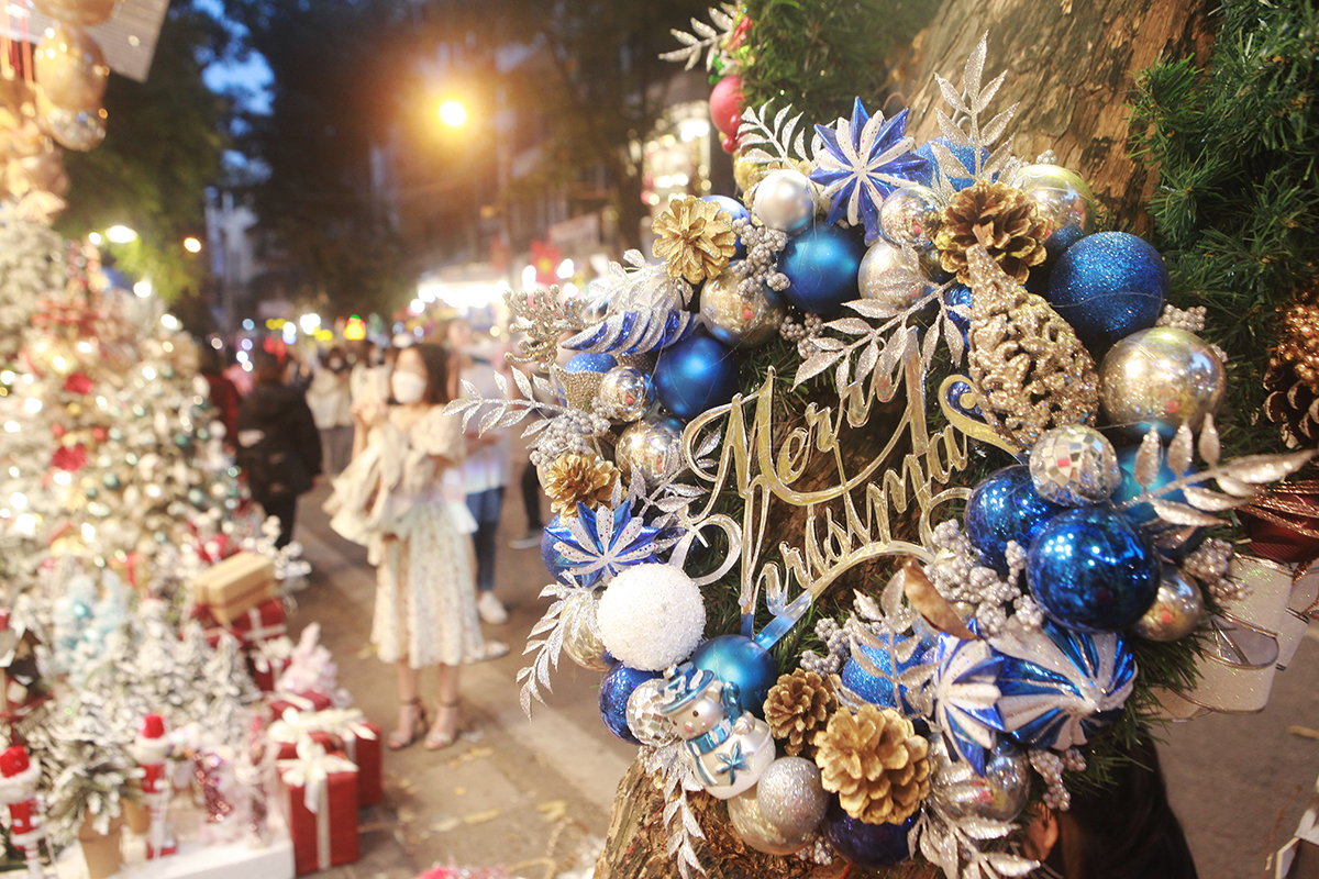 Vòng lá vọng, ngôi sao Giáng sinh, ông già Noel… là những món đồ trang trí quen thuộc