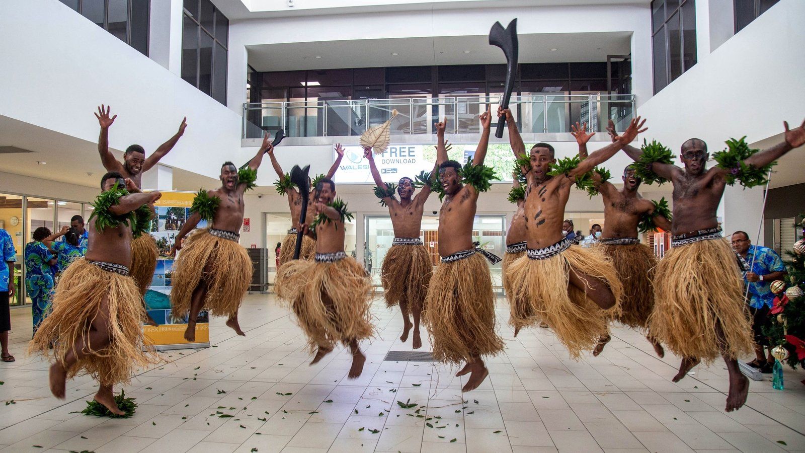 Vũ công Fiji chào đón khách du lịch quay trở lại trong dịch Covid-19 (ảnh: Guardian)