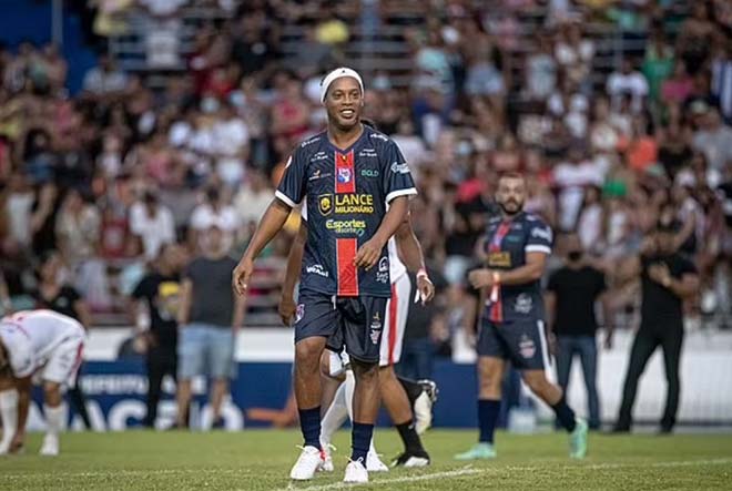 Ronaldinho tái xuất và thể hiện những kỹ năng đáng kinh ngạc