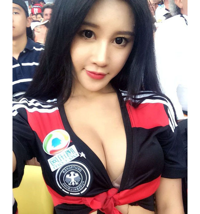Phàn Linh nổi tiếng là người đẹp nóng bỏng ở Trung Quốc mê bóng đá. Tuy nhiên bộ đồ quá hở hang khiến cô nàng bị chỉ trích nhiều hơn.
