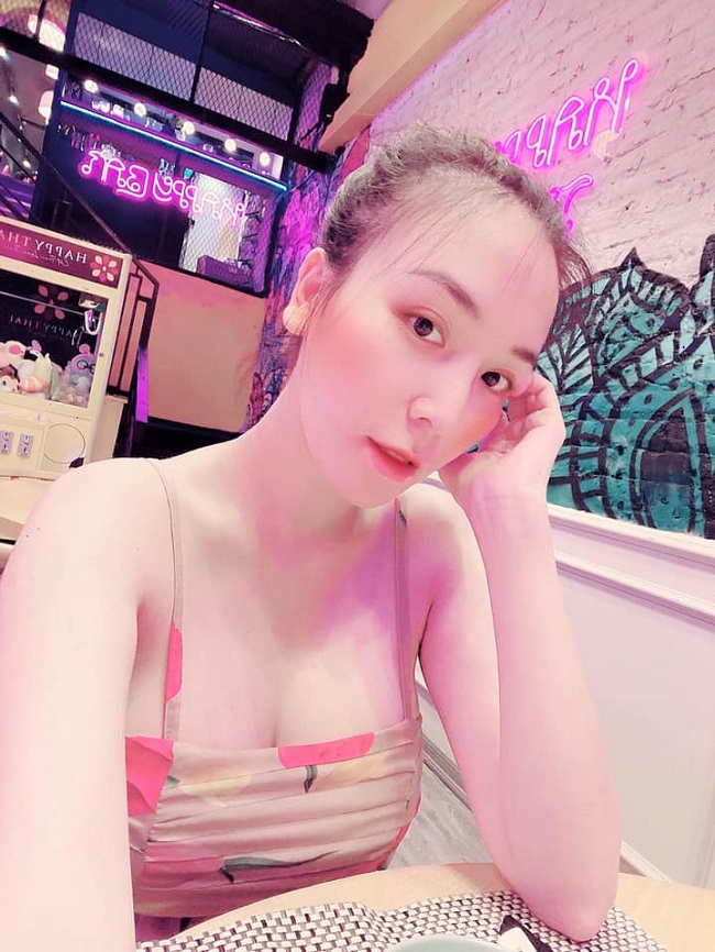 Ngoài đời, cô cũng thích phong cách sexy: "Bình thường, tôi thích phong cách sexy và đó cũng là phong cách biểu diễn chính, chủ đạo của tôi. Tôi thường lựa chọn gam màu đen, nhũ bắt sáng cho nổi bật. Khi đi làm, tôi ít diện quần áo hàng hiệu đắt đỏ. Tôi chỉ đầu tư mua phụ kiện hàng hiệu. Ví dụ như vòng tay, khuyên tai Hermes, LV, Gucci..."
