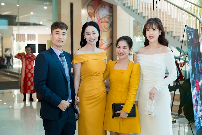 Đạo diễn Mai Long cùng dàn diễn viên