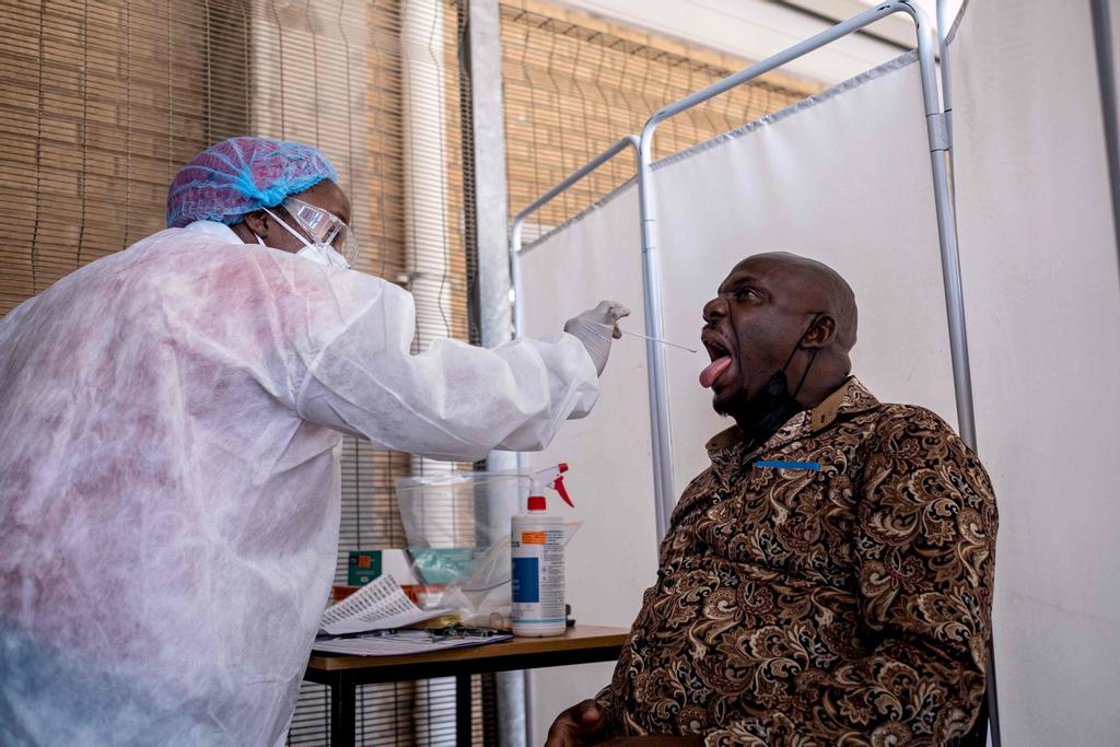 Cơ quan y tế của Nigeria tuyên bố phát hiện ca mắc biến thể Omicron sớm hơn hàng tuần so với Nam Phi (ảnh: Daily Mail)