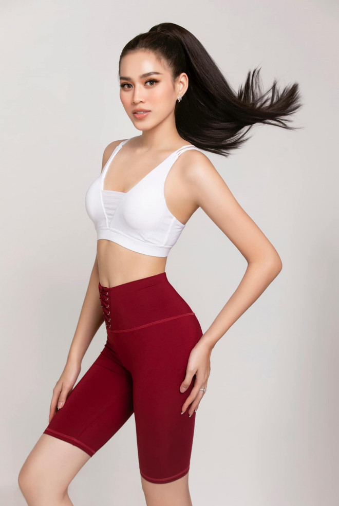 Áo crop-top giúp người đẹp phô trọn vòng eo quyến rũ.