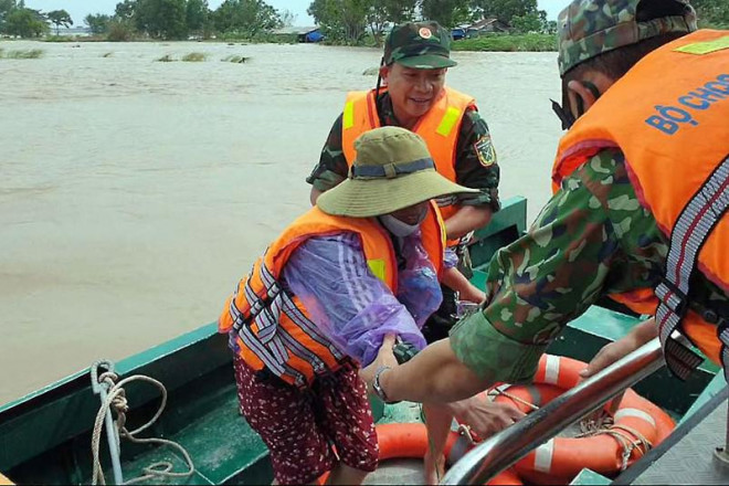 Lực lượng quân đội cứu hộ người dân bị mắc kẹt giữa lũ trên sông Ba, đoạn qua thị xã Đông Hòa, Phú Yên. Ảnh: TL