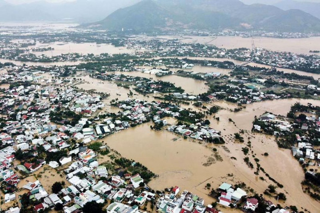 Hàng trăm ngôi nhà ở TP Nha Trang bị ngập sâu. Ảnh: CN