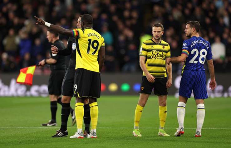 Trận Watford - Chelsea bị trì hoãn gần nửa tiếng do một fan trên khán đài bị đau tim