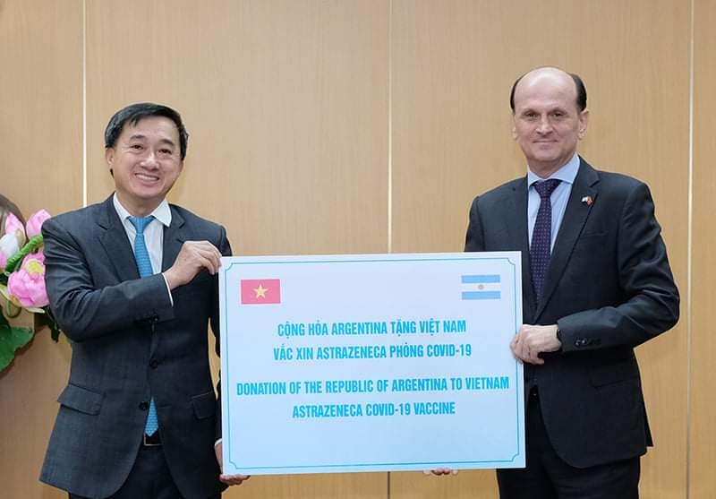 GS.TS Trần Văn Thuấn- Thứ trưởng Bộ Y tế đã tiếp nhận 500.000 liều vắc-xin phòng COVID-19 Astra Zeneca của Chính phủ Argentina tặng Việt Nam.