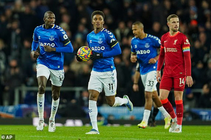 Demarai Gray bình tĩnh dứt điểm thành công khi đối mặt Alisson Becker