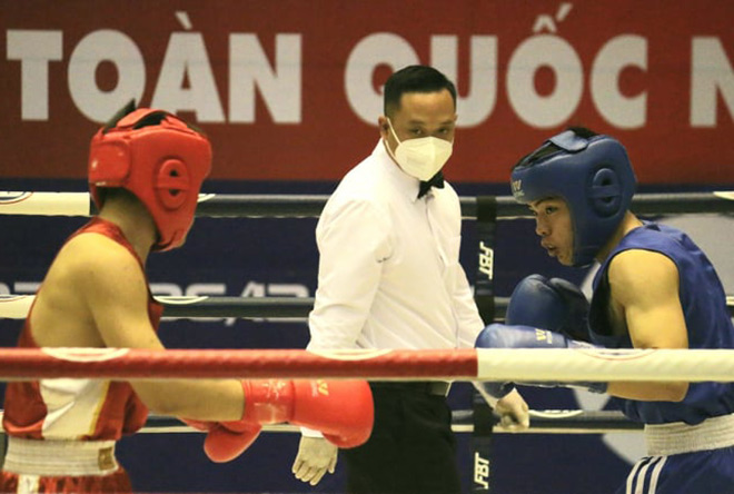 HLV Nguyễn Đình Cương (áo trắng) của đội Hải Phòng được đôn lên làm trọng tài giải Boxing toàn quốc. Ảnh: Nam Trung