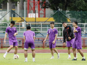 Bóng đá - ĐT Việt Nam tập dưới mưa, ăn cơm hộp ở Singapore chờ so tài AFF Cup