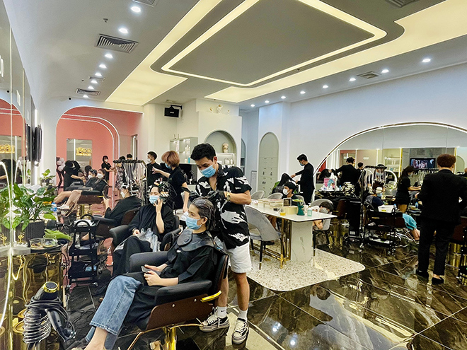 Đội ngũ chuyên gia tạo mẫu tóc tại 1800 HairSalon Hà Đông, Hà Nội