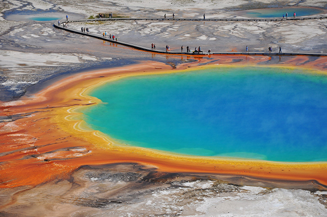 Grand Prismatic Spring, Wyoming: Đây là suối nước nóng lớn nhất ở Yellowstone và lớn thứ ba trên toàn thế giới. Trung tâm của hồ bơi có màu xanh lam (và ở nhiệt độ khoảng 87 độ C), được bao quanh bởi các vòng màu từ xanh lá cây đến cam, một hiệu ứng tạo ra bởi vi khuẩn phát triển mạnh trong vùng nước ấm và giàu khoáng chất .&nbsp;
