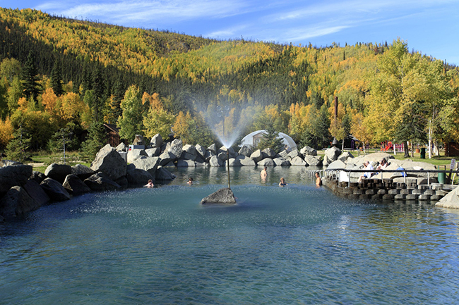 Suối nước nóng Chena, Alaska: Đây là một suối nước nóng tự nhiên với khu nghỉ mát riêng. Tại hồ có đá bao quanh, du khách có thể ngâm mình trong làn nước khoảng 41 độ C và nếu may mắn, du khách có thể nhìn thoáng qua cực quang ở đây. 

