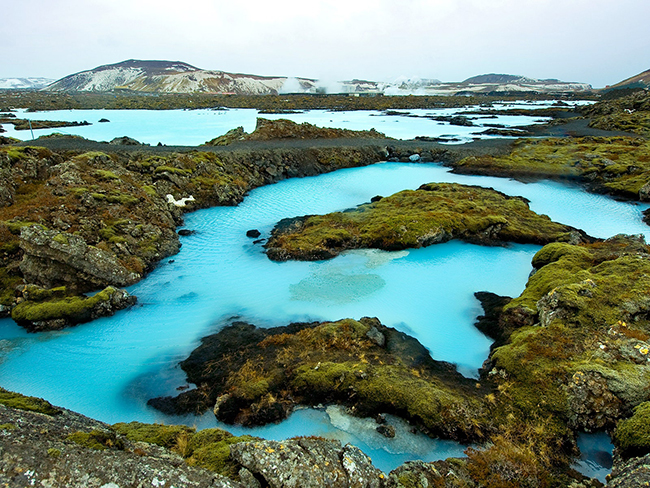 Blue Lagoon, Iceland: Grindavik’s Blue Lagoon có vẻ ngoài như một thế giới khác bởi đá dung nham đen kết hợp với làn nước xanh như sữa và hơi nước cuồn cuộn như mây. 
