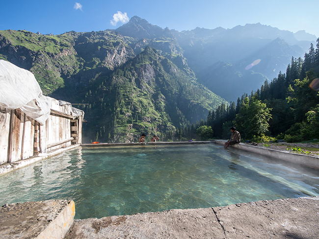 Khir Ganga, Himachal Pradesh, Ấn Độ: Suối nước nóng Khir Ganga nằm ở đồng cỏ nơi thần Shiva của đạo Hindu được cho là đã thiền định trong 3.000 năm. Tại nơi tuyệt vời này, bạn vừa được tắm trong các hồ bơi vừa được chiêm ngưỡng quang cảnh xung quanh của dãy Himalaya.&nbsp;
