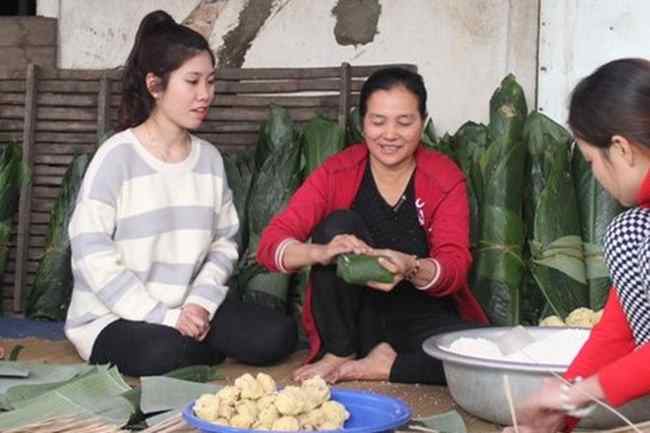 Người dân ở làng Vĩnh Hòa (huyện Yên Thành, Nghệ An) thì làm giàu nhờ nghề gói bánh chưng. Năm 2019, ông Lê Hồng Trường – Phó Chủ tịch UBND xã Hợp Thành cho biết, nhiều gia đình ở Vĩnh Hòa có thể kiếm được 100 triệu đồng trong vụ Tết. Nhiều gia đình thậm chí phải từ chối bớt khách vì số lượng đơn hàng bị “quá tải”.&nbsp;
