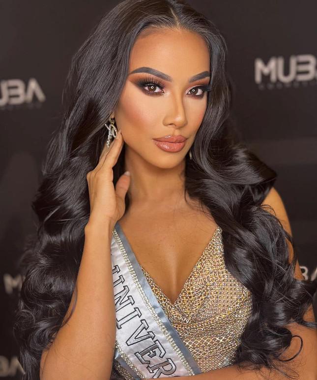 Được chuyên gia của Miss Universe trang điểm, fan nhầm Kim Duyên là... Kim &#39;siêu vòng 3&#39; - 1