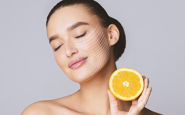 Vitamin C tăng cường collagen trong da và bảo vệ da khỏi bị mất nước.