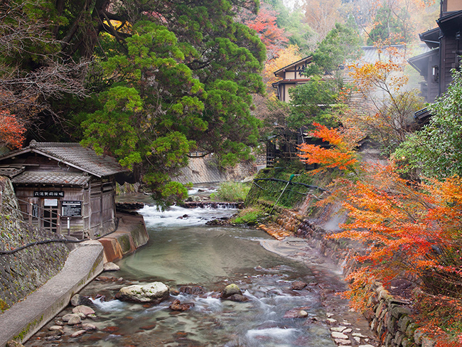 Kurokawa Onsen, Kyushu, Nhật Bản: Nhật Bản rất nổi tiếng với các suối nước nóng tự nhiên. Một trong những nơi đẹp nhất là Kurokawa Onsen nằm ở thị trấn cổ kính Kurokawa. Các hồ bơi ở đây nằm trong hang động, được bao quanh bởi những rặng tre, hoặc nằm cạnh các bờ sông đầy tuyết trong một phong cảnh rất ngoạn mục.&nbsp;
