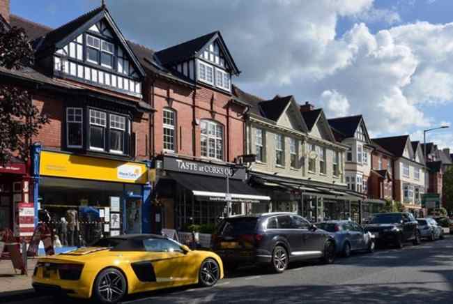 Bên cạnh đó, làng Alderley Edge cũng là một ngôi làng giàu có nức tiếng thế giới. Ngôi làng này nằm ở hạt Cheshire, phía Tây Bắc nước Anh.
