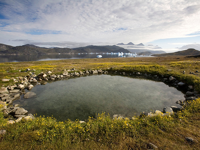 Đảo Uunartoq, Greenland: Đây là suối nước nóng duy nhất tại Greenland đủ ấm để tắm quanh năm. Vùng nước ấm dao động từ 34 - 37 độ C ngay cả trong những tháng băng giá của mùa đông, và du khách có thể thư giãn với khung cảnh ngoạn mục của các tảng băng trôi và đỉnh núi xung quanh suối.
