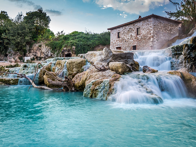 Terme di Saturnia, Tuscany, Ý: Thác nước Cascate del Mulino và spa nước nóng thiên nhiên Terme di Saturnia là những điểm tham quan nổi tiếng ở miền nam Tuscany. Các thác nước nóng chảy vào đá travertine trong nhiều thế kỷ tạo thành các 'hồ bơi' nhỏ tuyệt đẹp.

