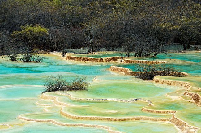 Vườn quốc gia Hoàng Long, Trung Quốc: Đây là Di sản Thế giới được UNESCO công nhận, nổi tiếng với quần thể gấu trúc khổng lồ, núi tuyết, cảnh quan núi đá và suối nước nóng. Những hồ nước trong vắt có bậc thang trải dài được ghép lại với nhau, hình thành dáng một con rồng khổng lồ, đang luồn lách qua những ngọn núi...
