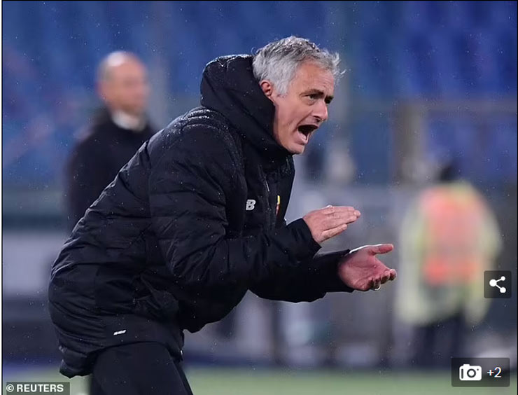 HLV Mourinho bị tố chỉ trích&nbsp;trọng tài chính Luca Pairetto trong đường hầm sau khi AS Roma thua Bologna