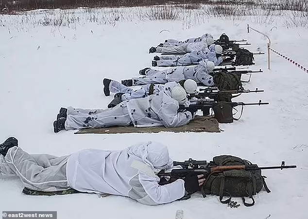 Binh sĩ Nga luyện tập bắn tỉa trong tuyết lạnh giá (ảnh: Daily Mail)