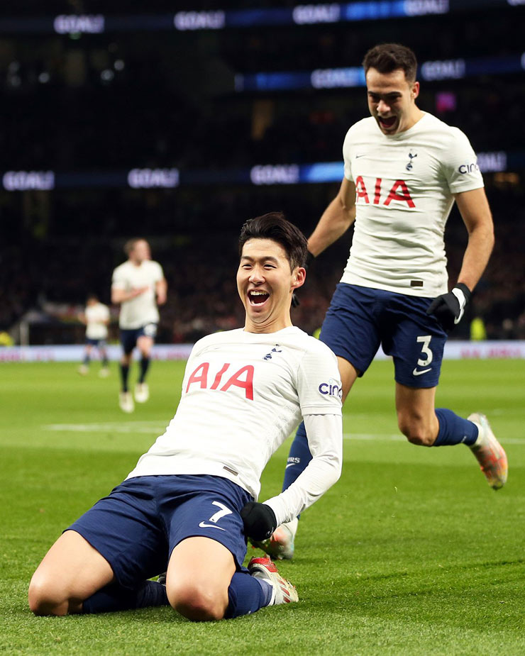 Son Heung Min ăn mừng bàn thắng cho đội chủ nhà