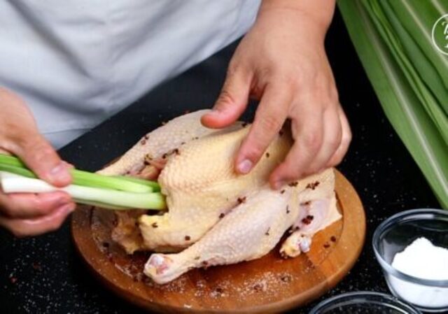 Gà hun khói nguyên con: Làm đơn giản, thơm ngào ngạt, ngon mê mẩn - 1