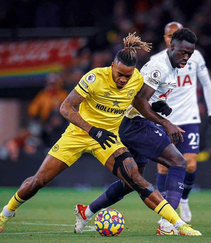 Ivan Toney bị Davinson Sanchez theo kèm sát sao